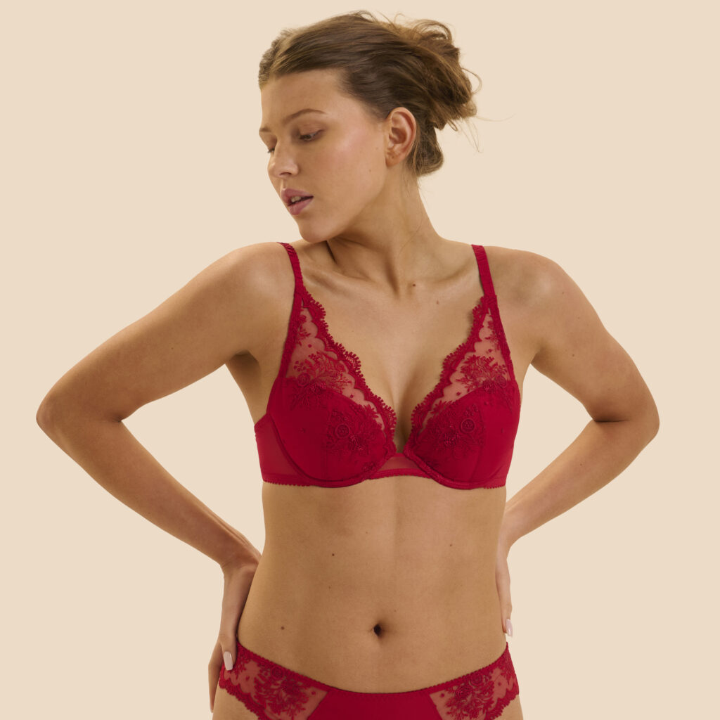 INTRIGUE - Triangle Contour - Opera Red